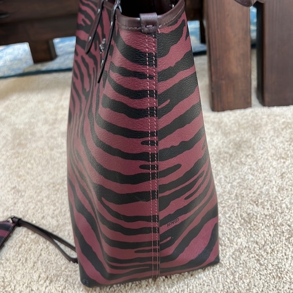 COACH tiger stripe reversible tote with pouch, wallet and wristlet set - Picture 10 of 15